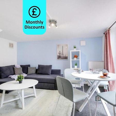 Chic 1Br House In Hounslow - 12 Mins From Heathrow Airport Apartman Feltham Kültér fotó