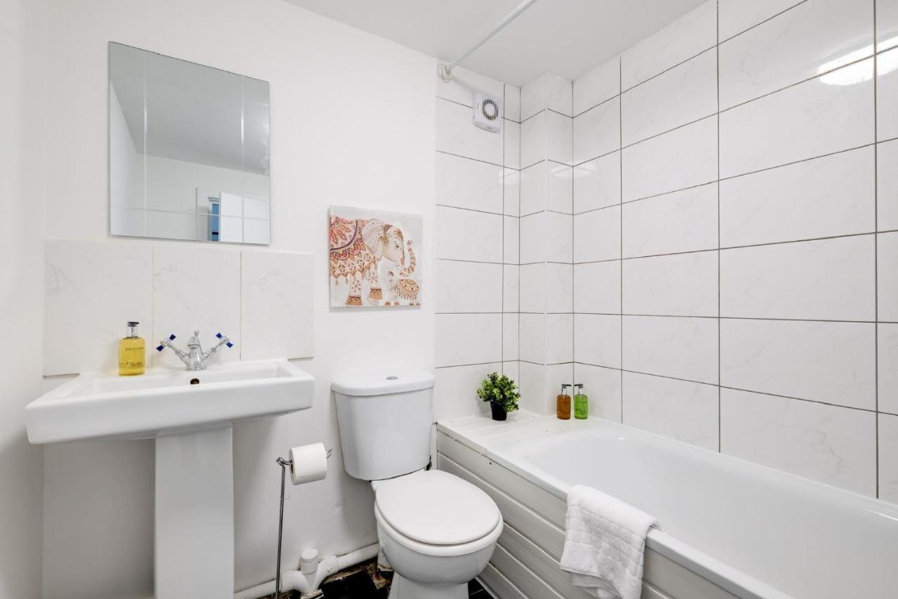 Chic 1Br House In Hounslow - 12 Mins From Heathrow Airport Apartman Feltham Kültér fotó