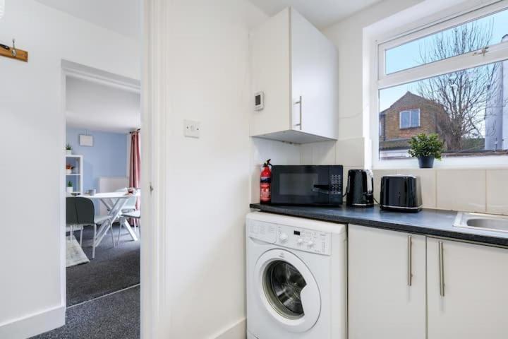 Chic 1Br House In Hounslow - 12 Mins From Heathrow Airport Apartman Feltham Kültér fotó