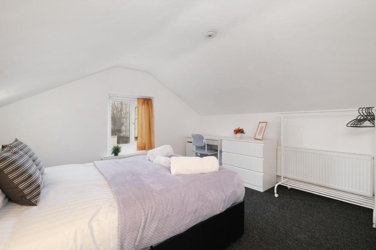 Chic 1Br House In Hounslow - 12 Mins From Heathrow Airport Apartman Feltham Kültér fotó