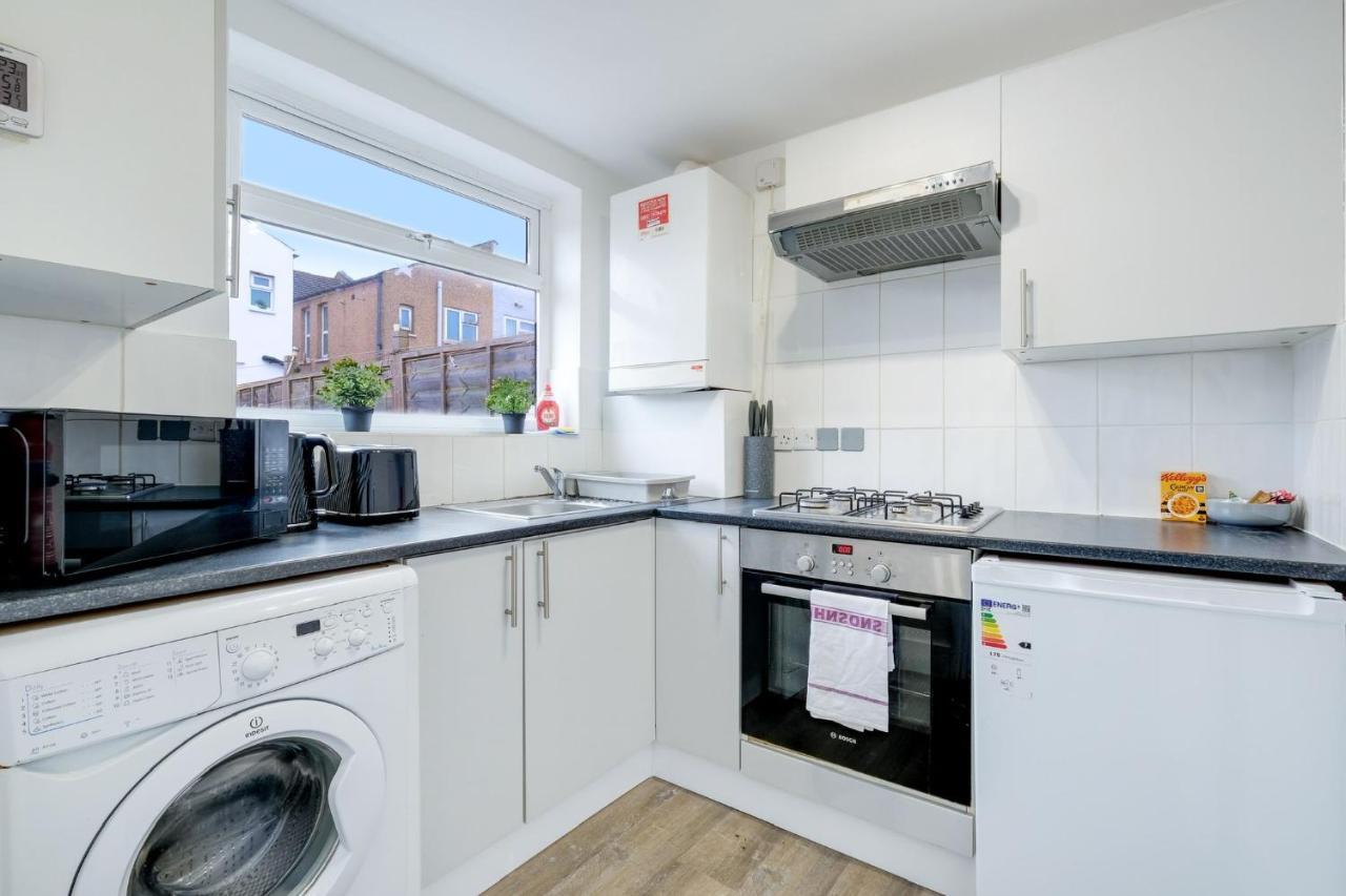 Chic 1Br House In Hounslow - 12 Mins From Heathrow Airport Apartman Feltham Kültér fotó