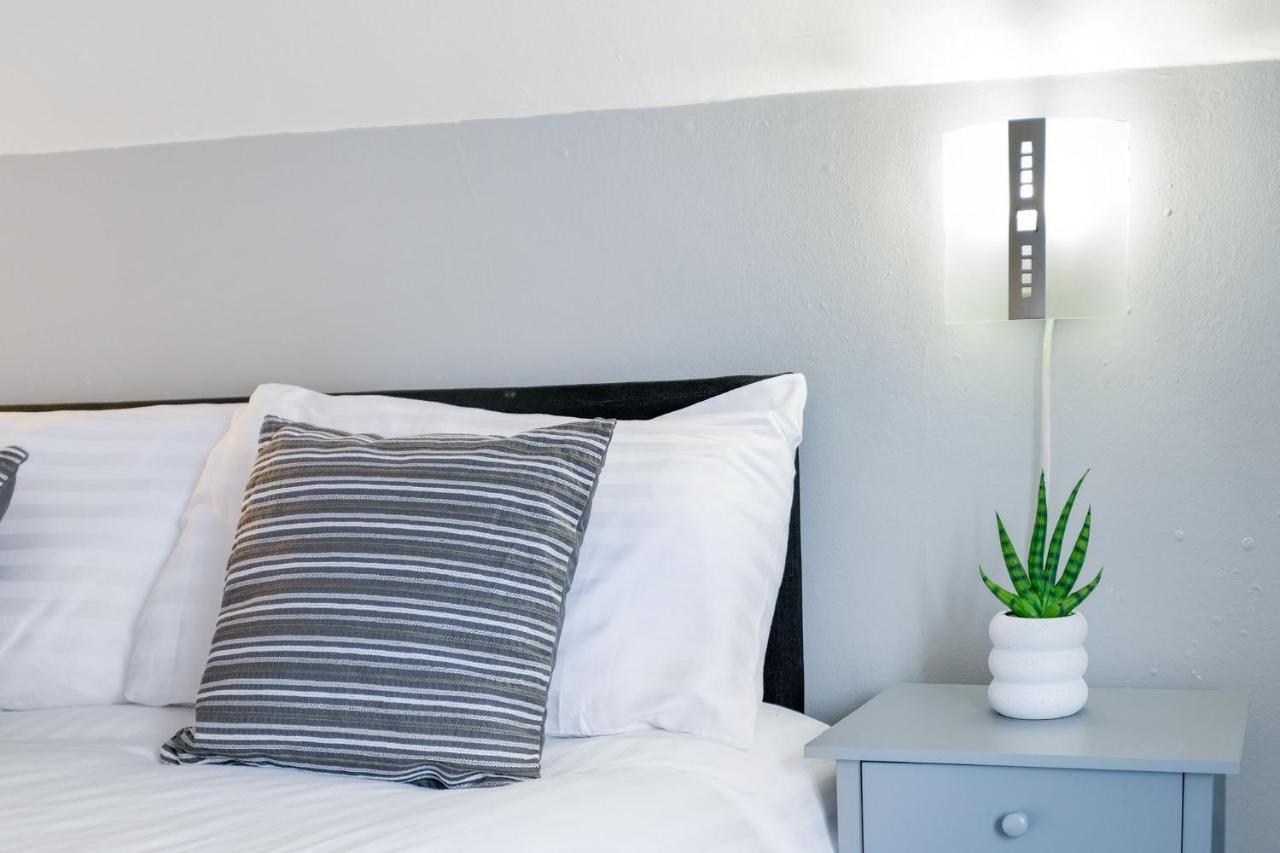 Chic 1Br House In Hounslow - 12 Mins From Heathrow Airport Apartman Feltham Kültér fotó