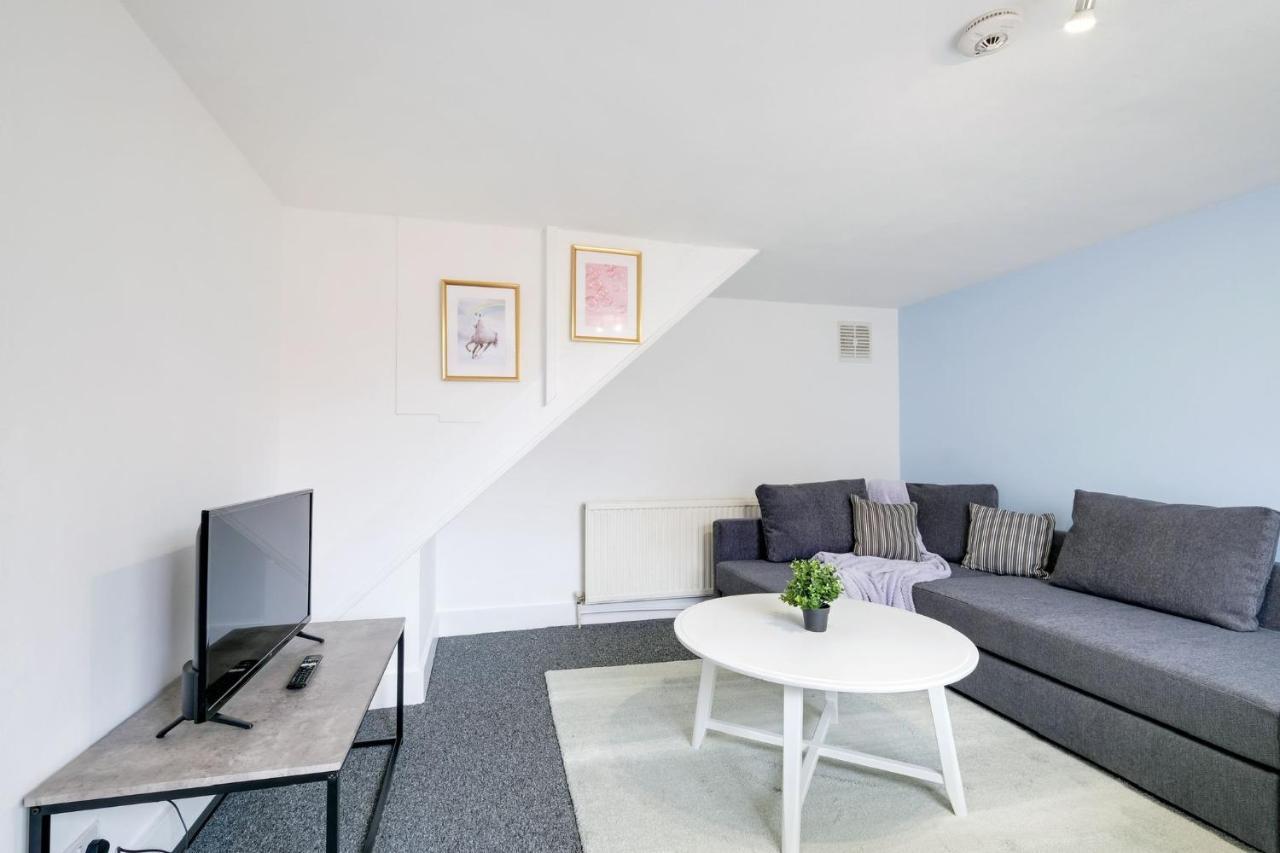 Chic 1Br House In Hounslow - 12 Mins From Heathrow Airport Apartman Feltham Kültér fotó