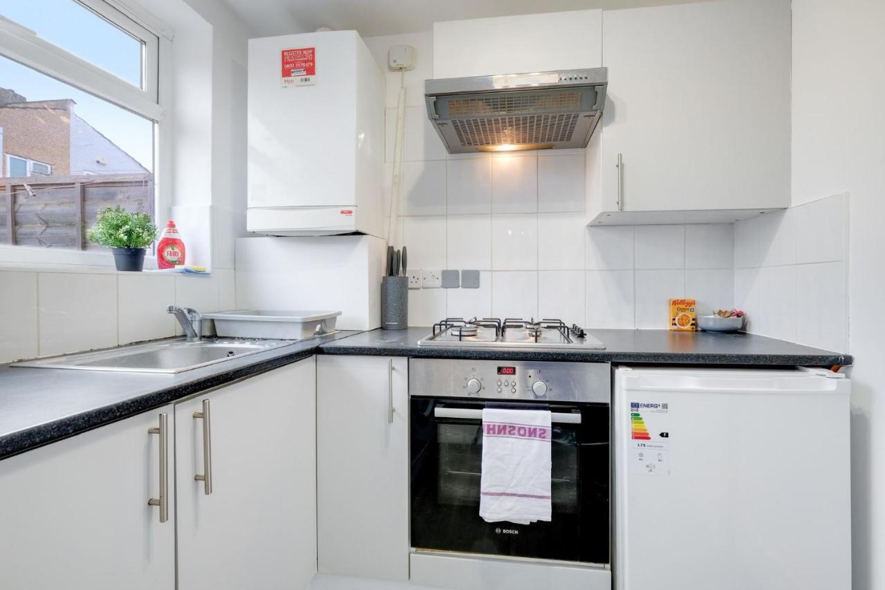 Chic 1Br House In Hounslow - 12 Mins From Heathrow Airport Apartman Feltham Kültér fotó