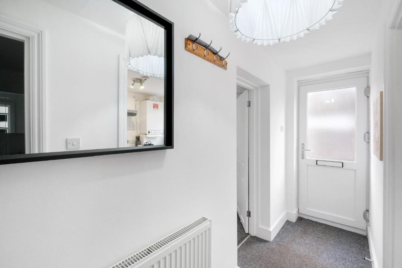 Chic 1Br House In Hounslow - 12 Mins From Heathrow Airport Apartman Feltham Kültér fotó