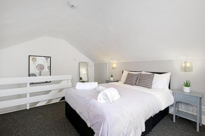 Chic 1Br House In Hounslow - 12 Mins From Heathrow Airport Apartman Feltham Kültér fotó