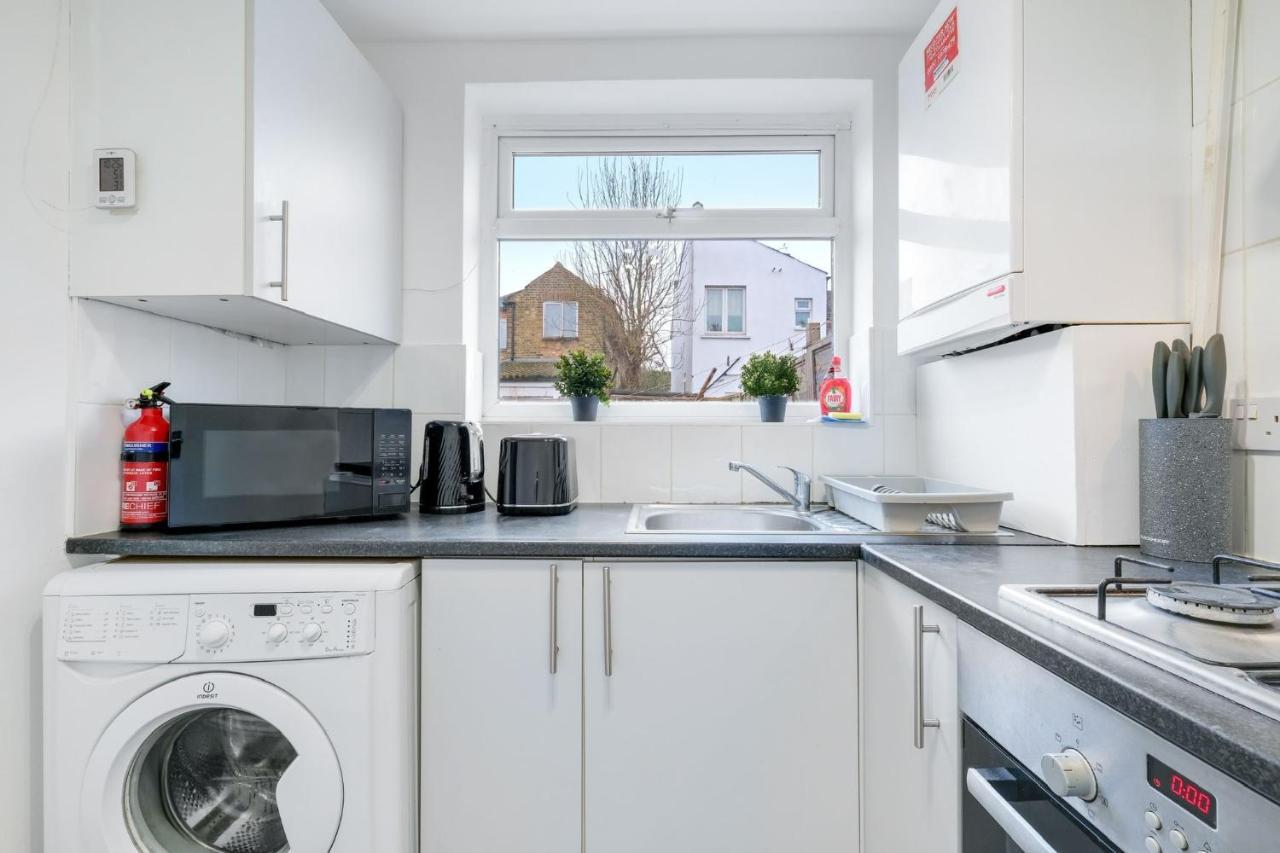 Chic 1Br House In Hounslow - 12 Mins From Heathrow Airport Apartman Feltham Kültér fotó