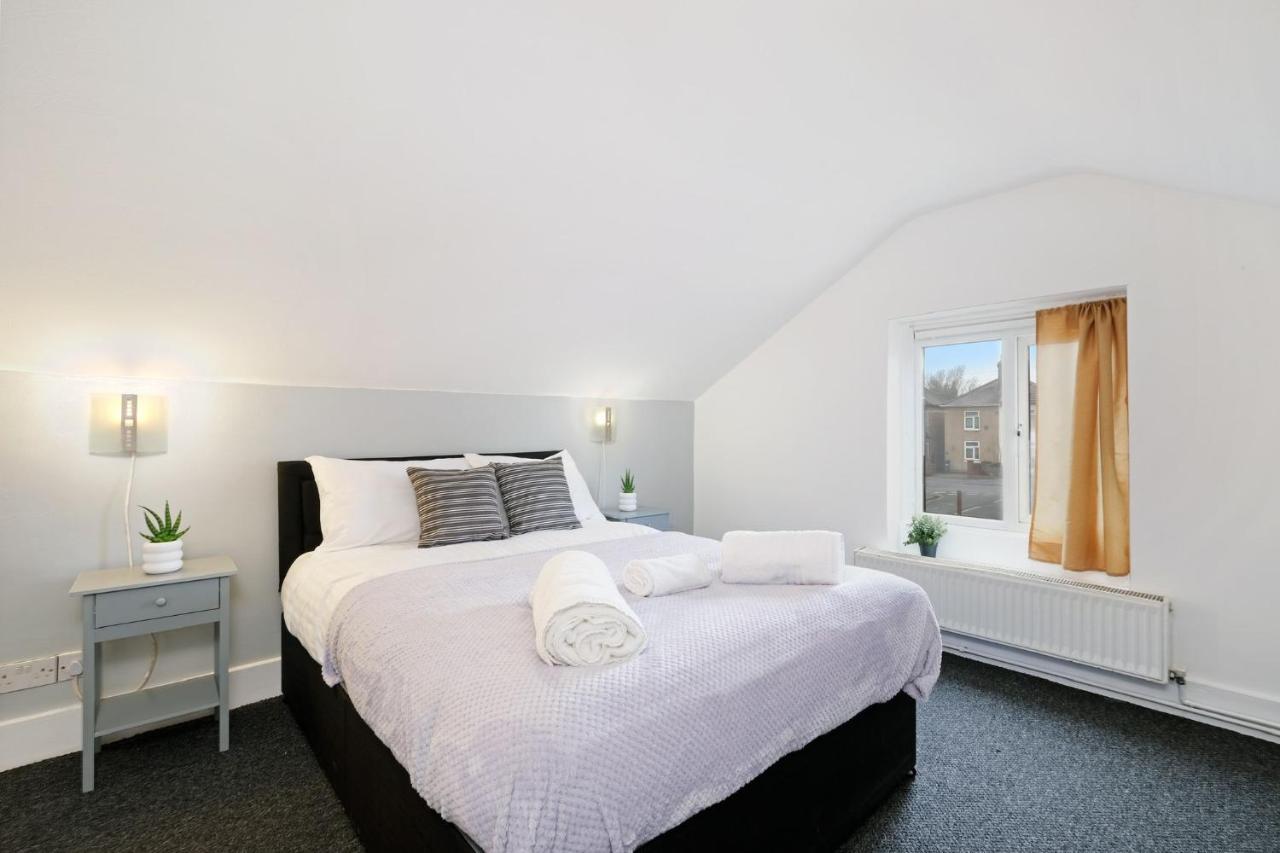 Chic 1Br House In Hounslow - 12 Mins From Heathrow Airport Apartman Feltham Kültér fotó